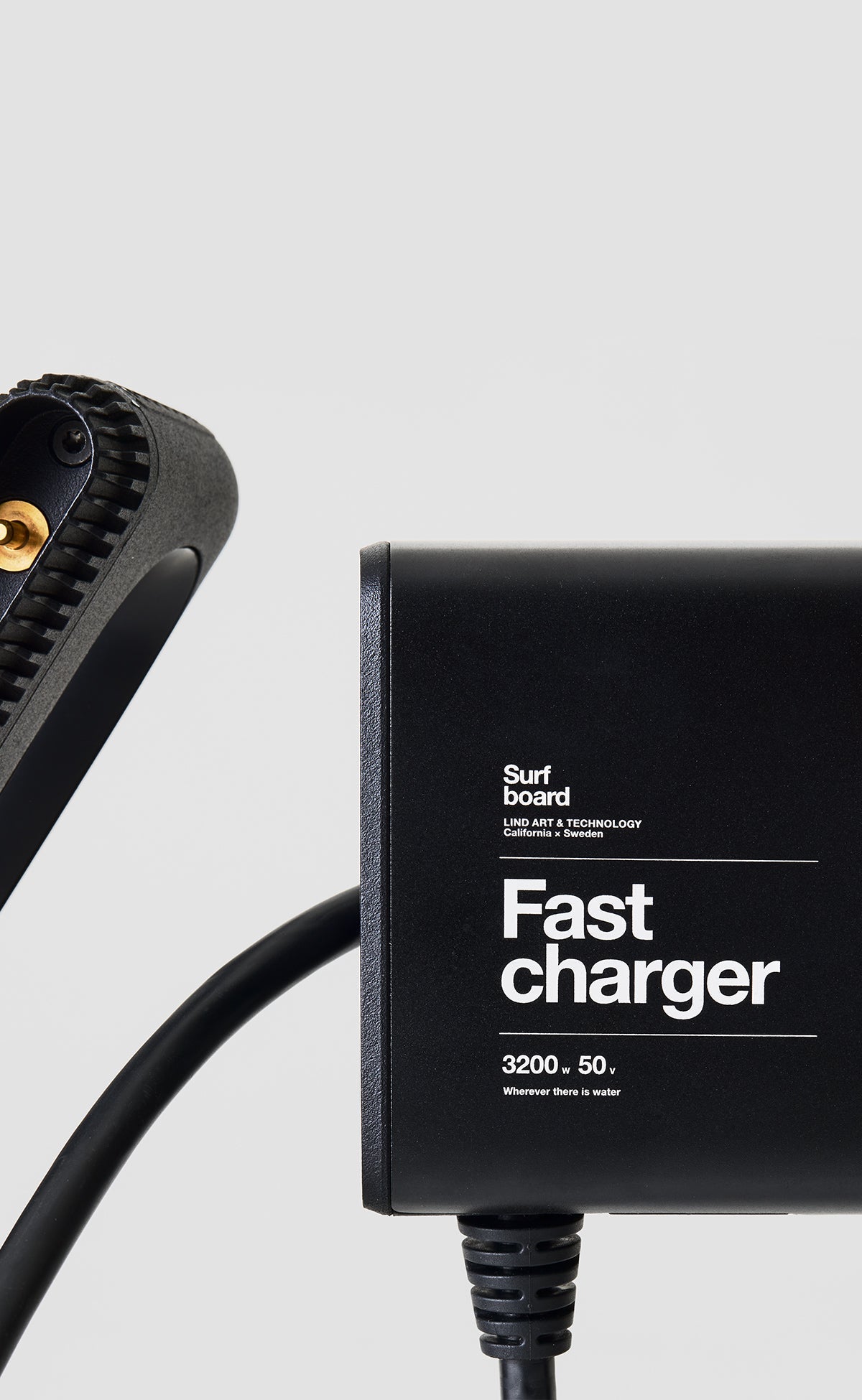 LIND Canvas electric surfboard - charger